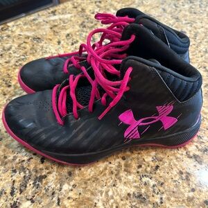 Super cute great condition Under Armor high top basketball shoes cute and comfy